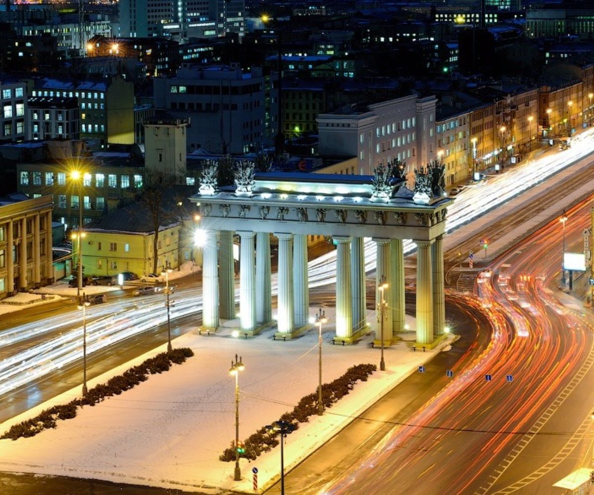 Московские триумфальные ворота в Санкт-Петербурге зимой