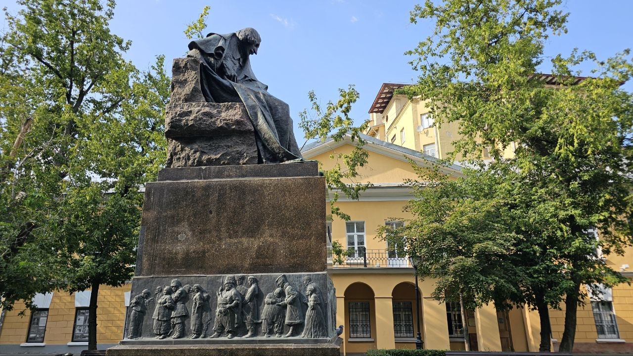 В сквере около Дома Гоголя установлен памятник автору Мертвых душ. Фото: Мир Квартир