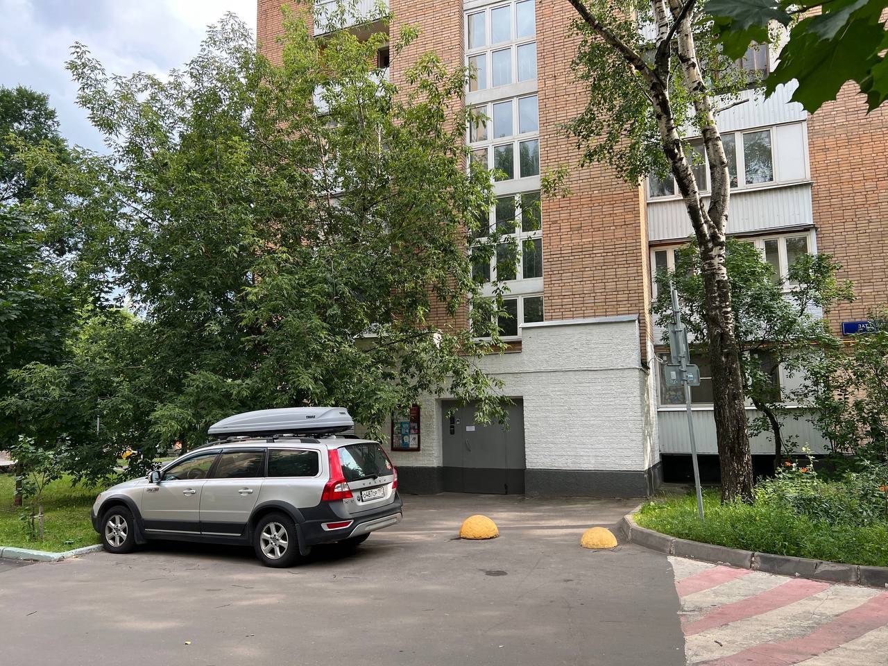 Часто жители самовольно закрепляют парковочные места, но это незаконно. Фото: Мир Квартир