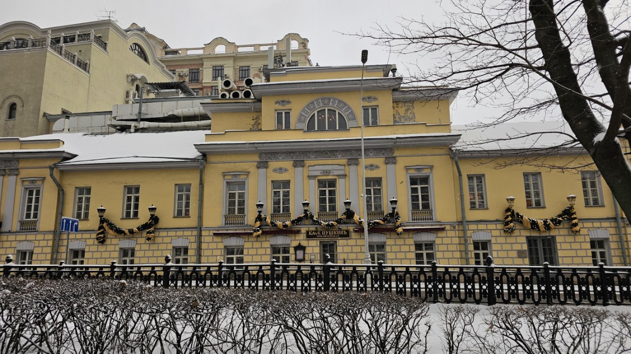Здесь, в доме 26, бывал Пушкин, а теперь находится одноименное кафе. Фото: Мир Квартир