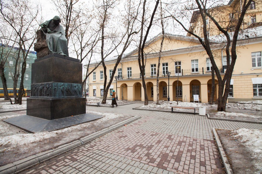 В сквере около музея Гоголя установлен памятник автору Мертвых душ. Фото: yablor.ru