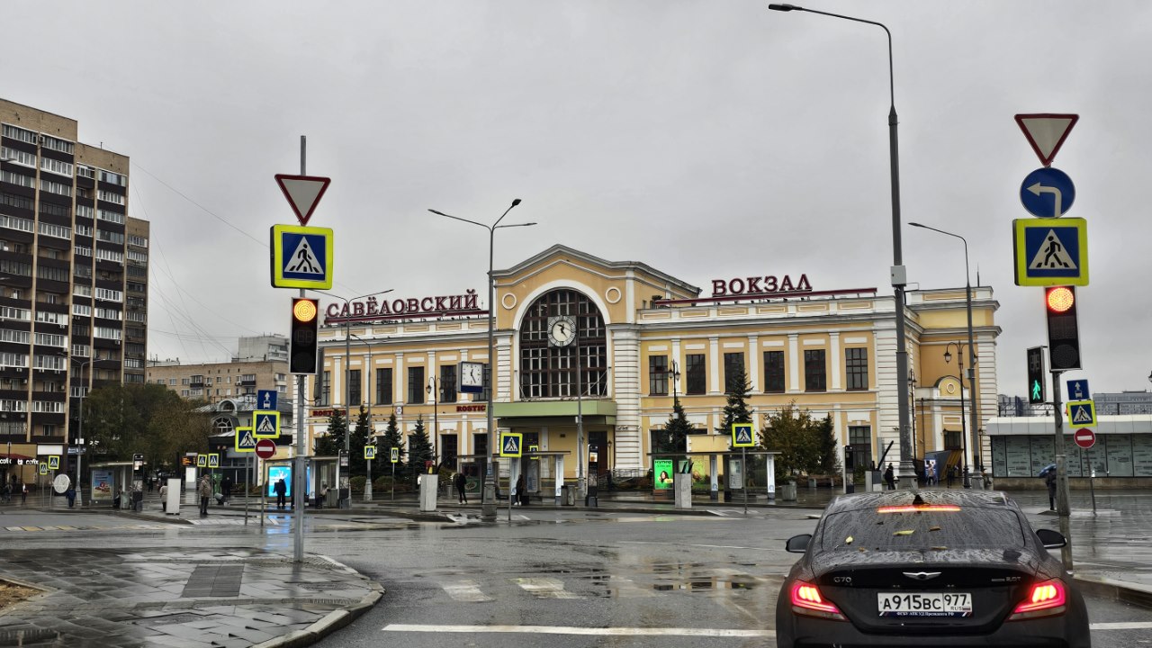 А вот Савеловский вокзал, как ни парадоксально, официально находится за пределами района. Фото: Мир Квартир