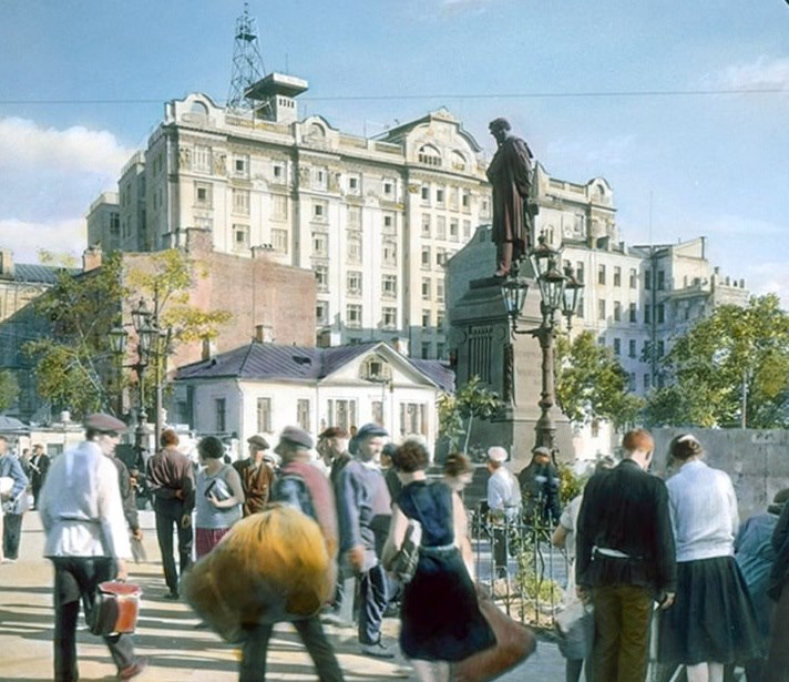 С этим московским домом связано множество событий и еще больше легенд. Фото: pastvu.com