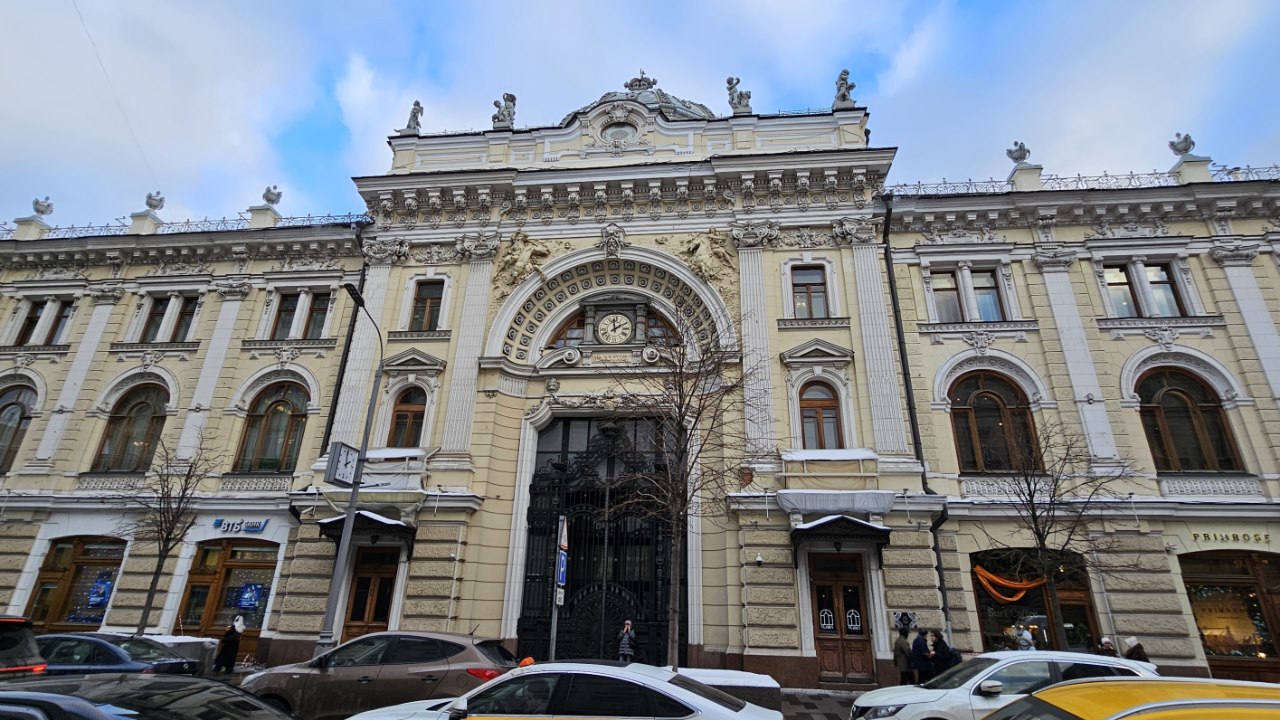 Дом Фирсановой с богато декорированным фасадом и куполом. Фото: Мир Квартир