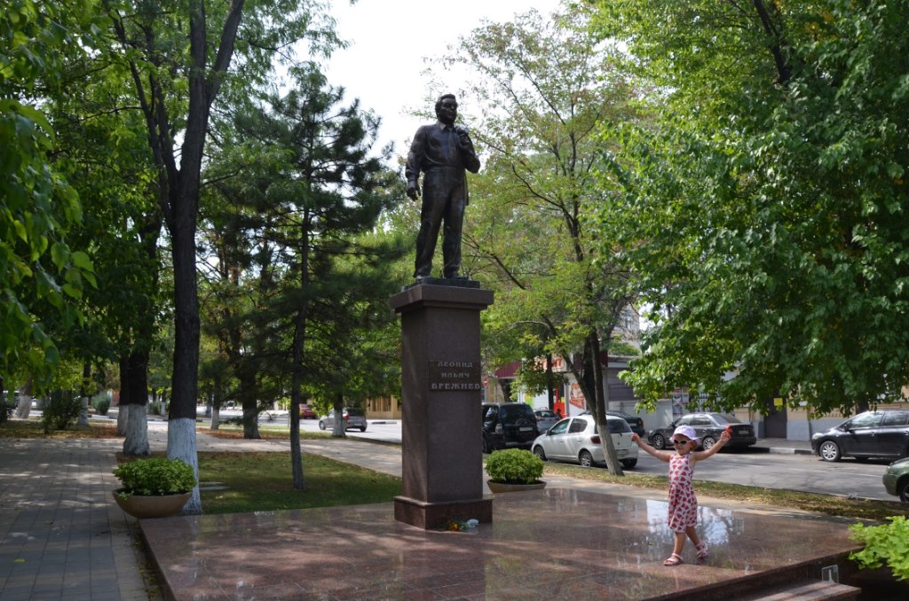 Памятник брежневу в новороссийске фото