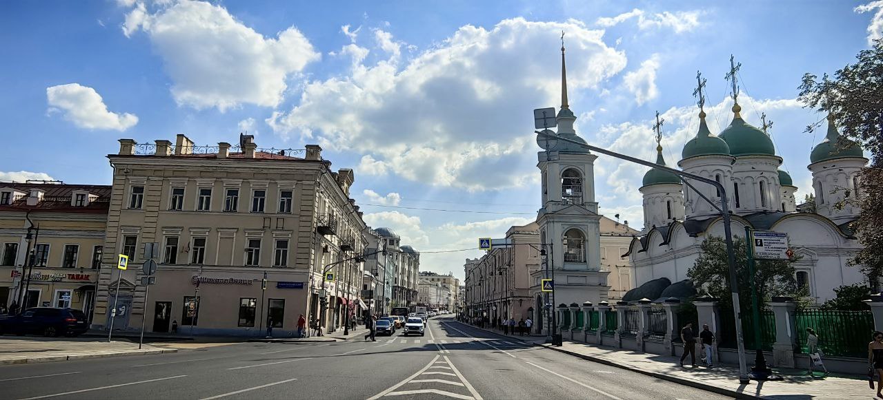 Справа – Сретенский монастырь. Фото: Мир Квартир
