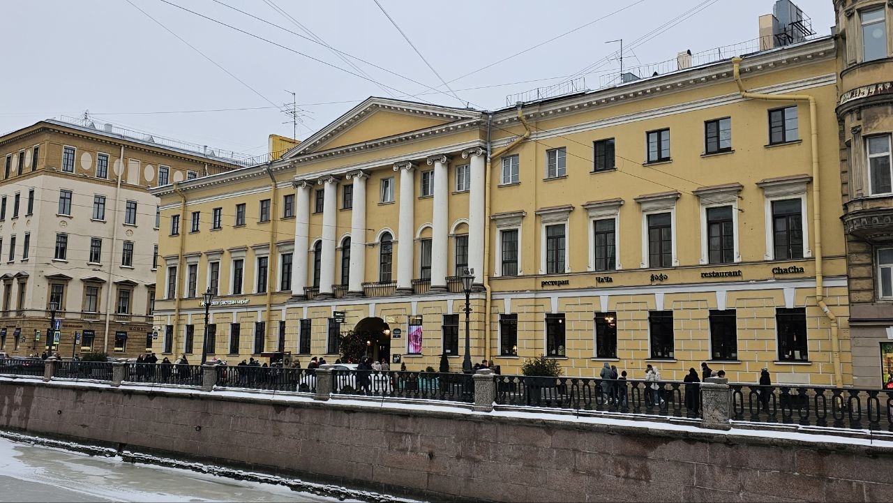 Коллегиум, взрастивший декабристов, теперь знают как дом с бистро «Фрикадельки». Фото: Мир Квартир