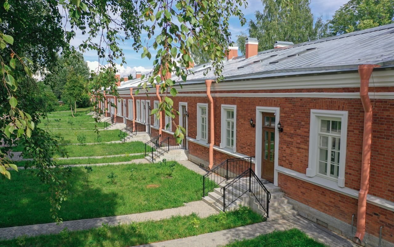 Казармы, превращенные в клубный дом. Фото: avito.ru