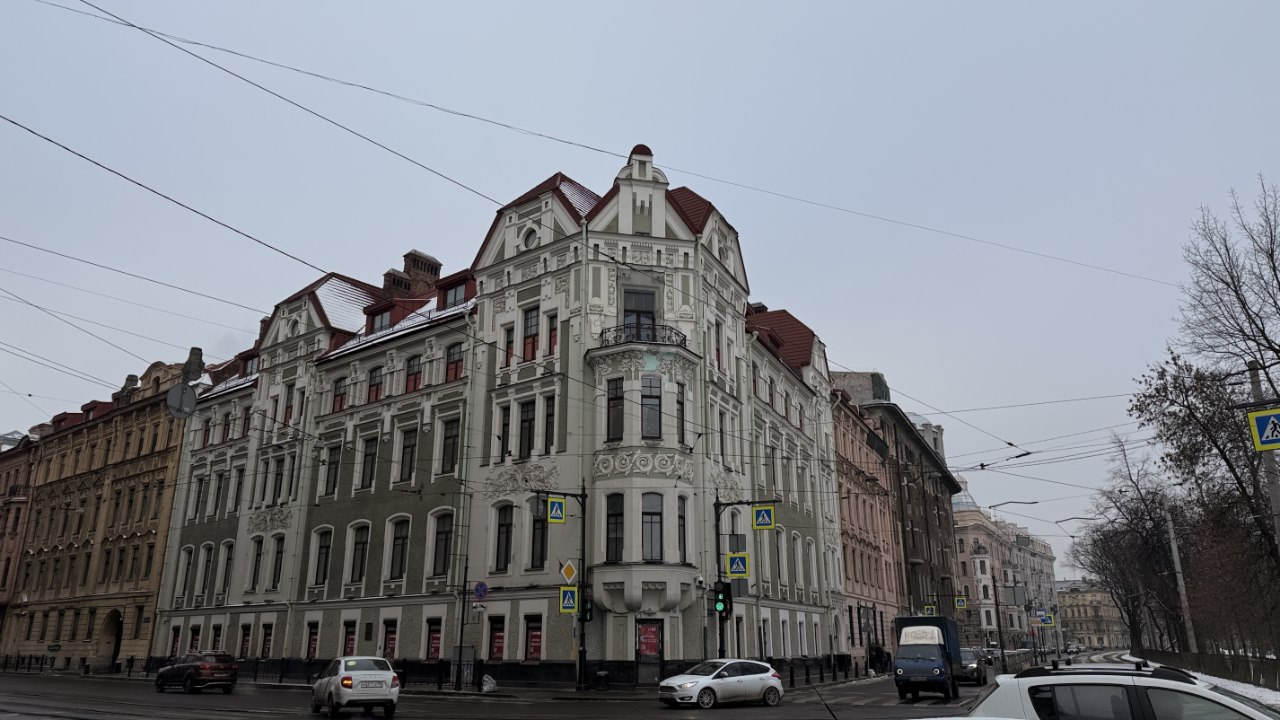 Архитектор Шауб создал на штукатурке изысканные орнаменты. Фото: Мир Квартир