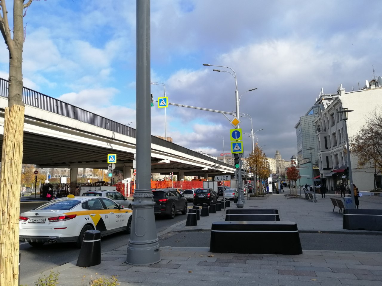 Одна из проблем квартир возле метро — большое скопления транспорта. Фото: Мир Квартир