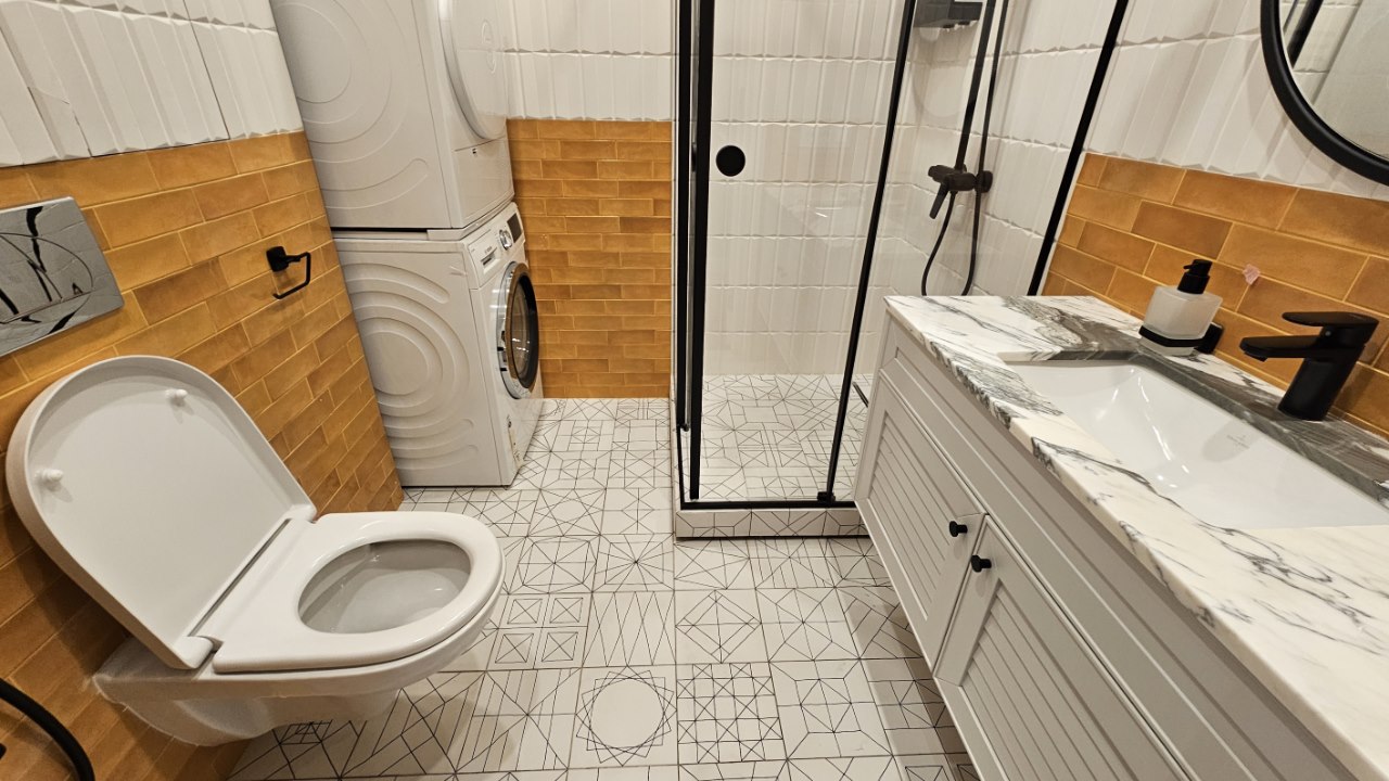 Сделайте поддон в тон полу, в качестве ограждения выберите прозрачное стекло. Фото: Мир Квартир